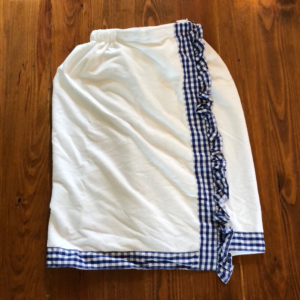 Adorable ruffled bath wrap